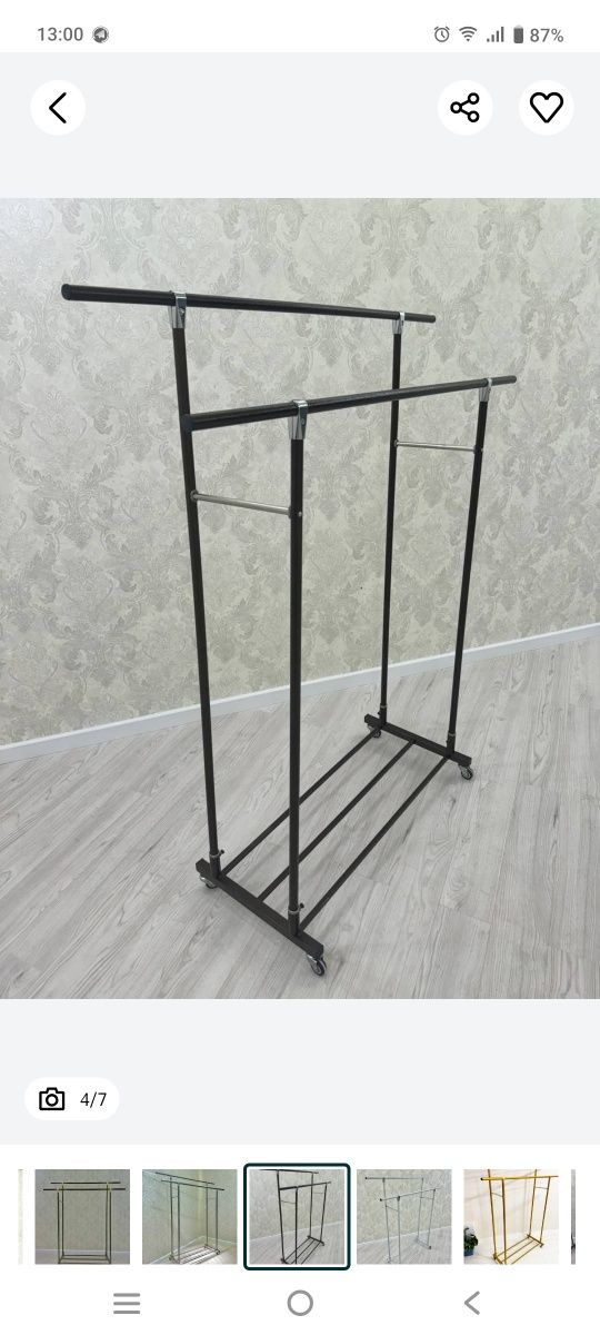 Yangi holatdagi kiyim iladigan sotuvda