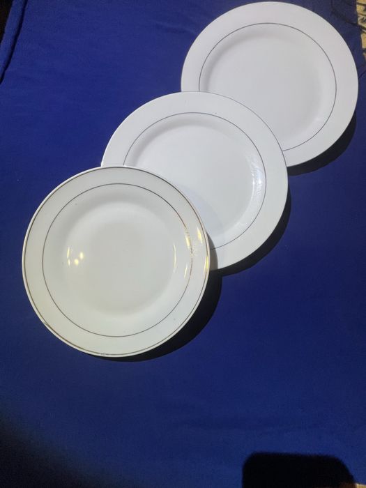 Продам тарелки обеденные