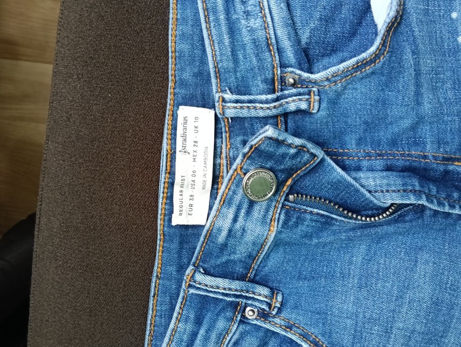 Vând blugi stradivarius