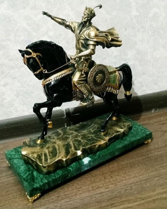 Amir Temur haykali (Premium, Polystone + Hindiston marmari + qutisi