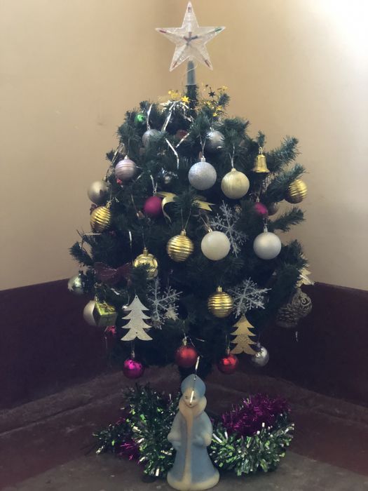 Продаётся ёлка с игрушками 1м.