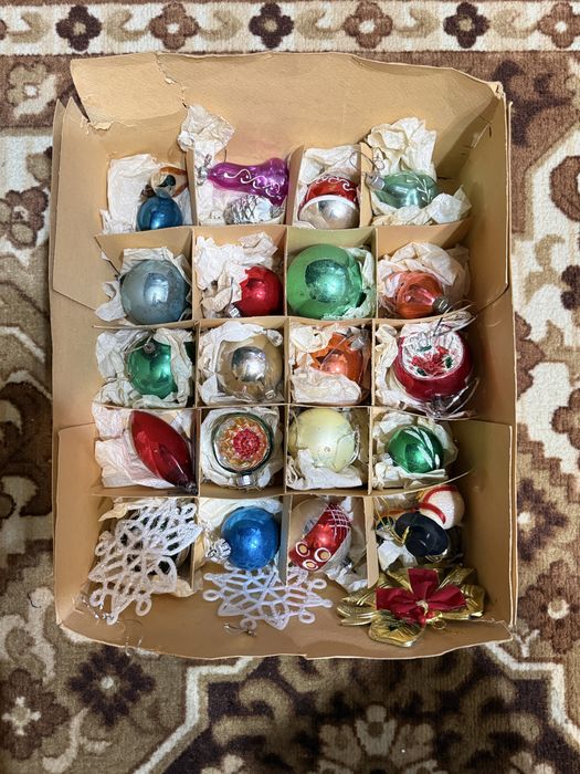 Елка искусственная + винтажные елочные игрушки (ГДР)