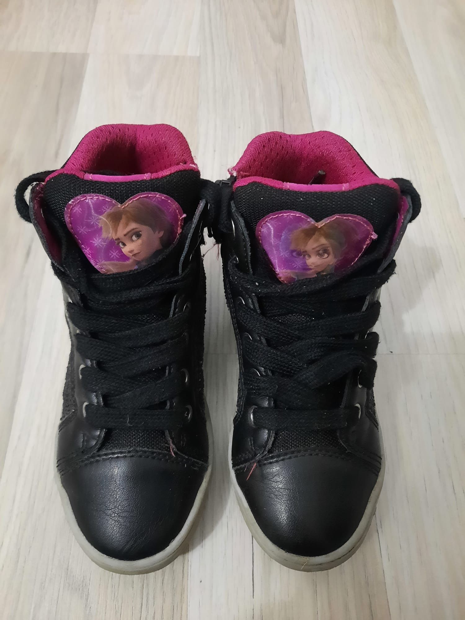 Vand o pereche de sneakers