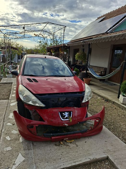 Autoturism Peugeot 206+ AVARIAT IN FATA