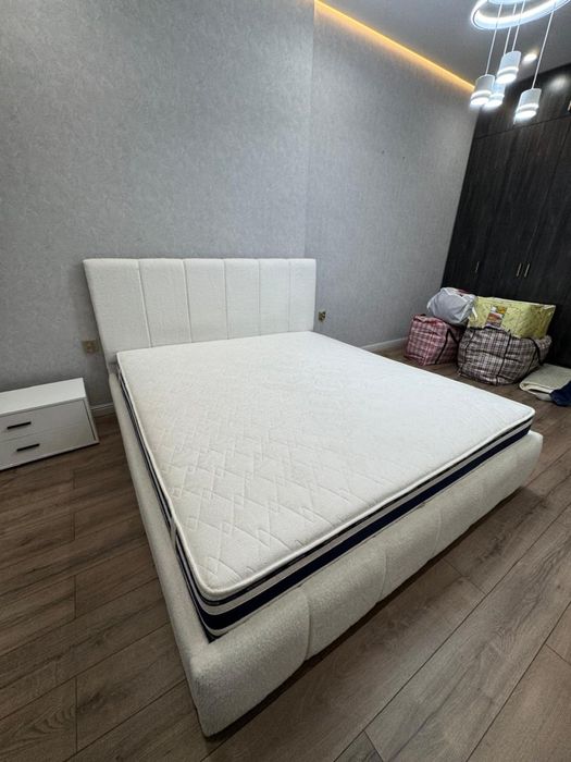 Новый кровать фирмы Релакс с тумбочкой