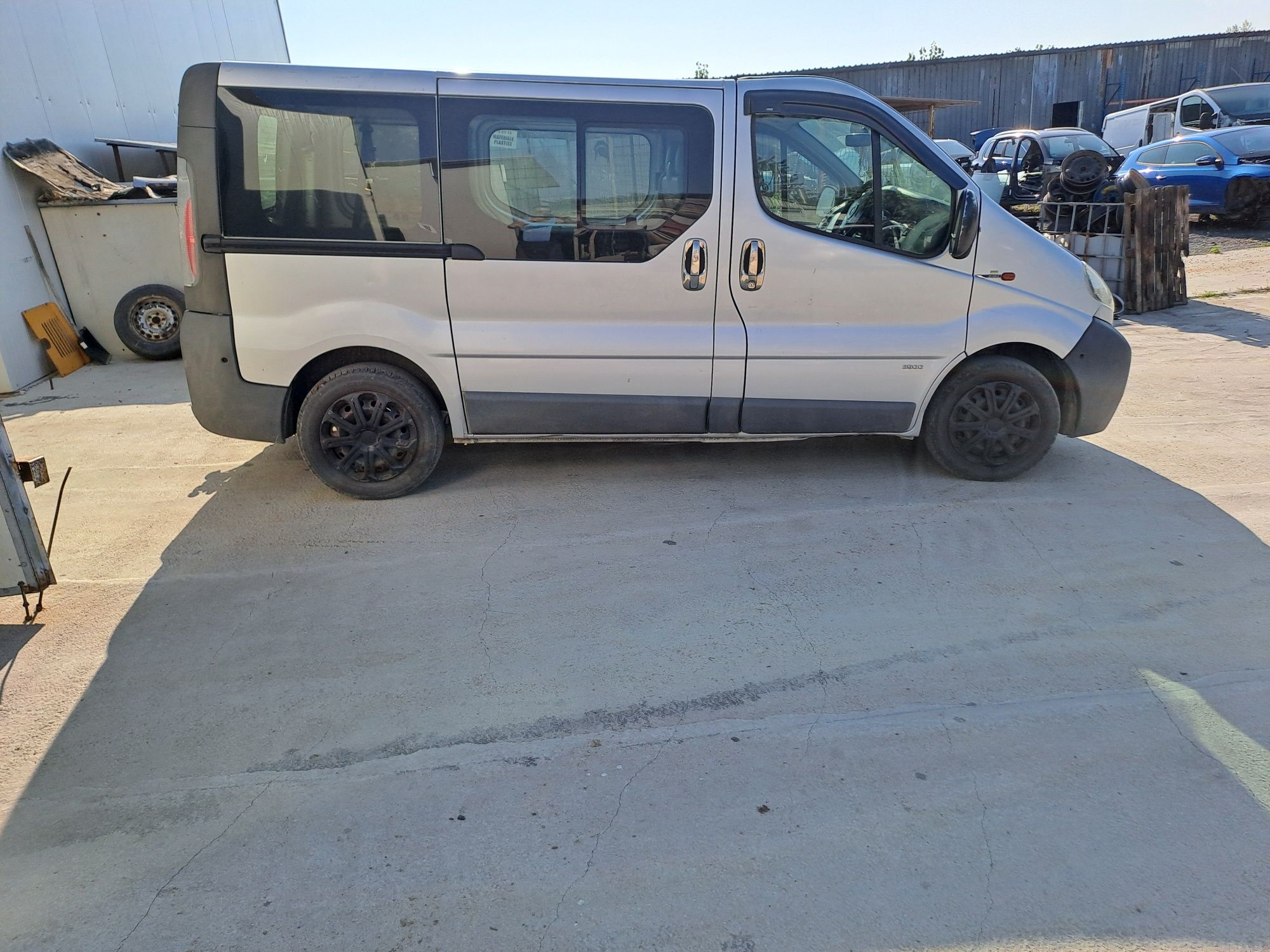 Dezmembrez Renault trafic 1.9 dci