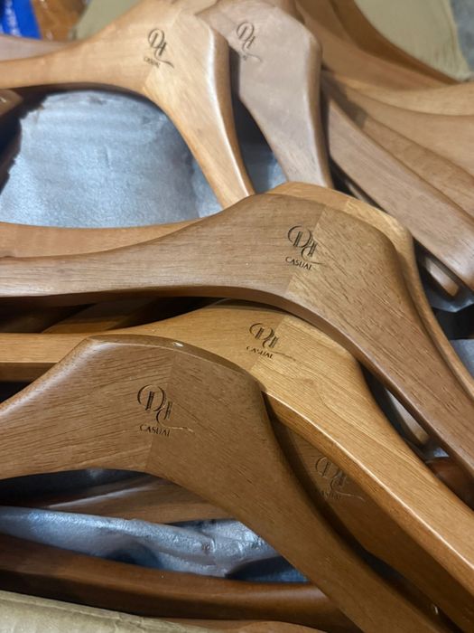 Брендированные вешалки мерч