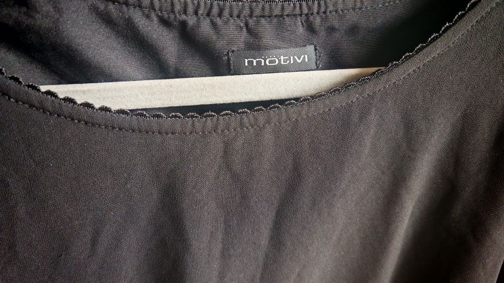 Bluza neagra cu volan și dantelă, mărimea M, Motivi,35 ron