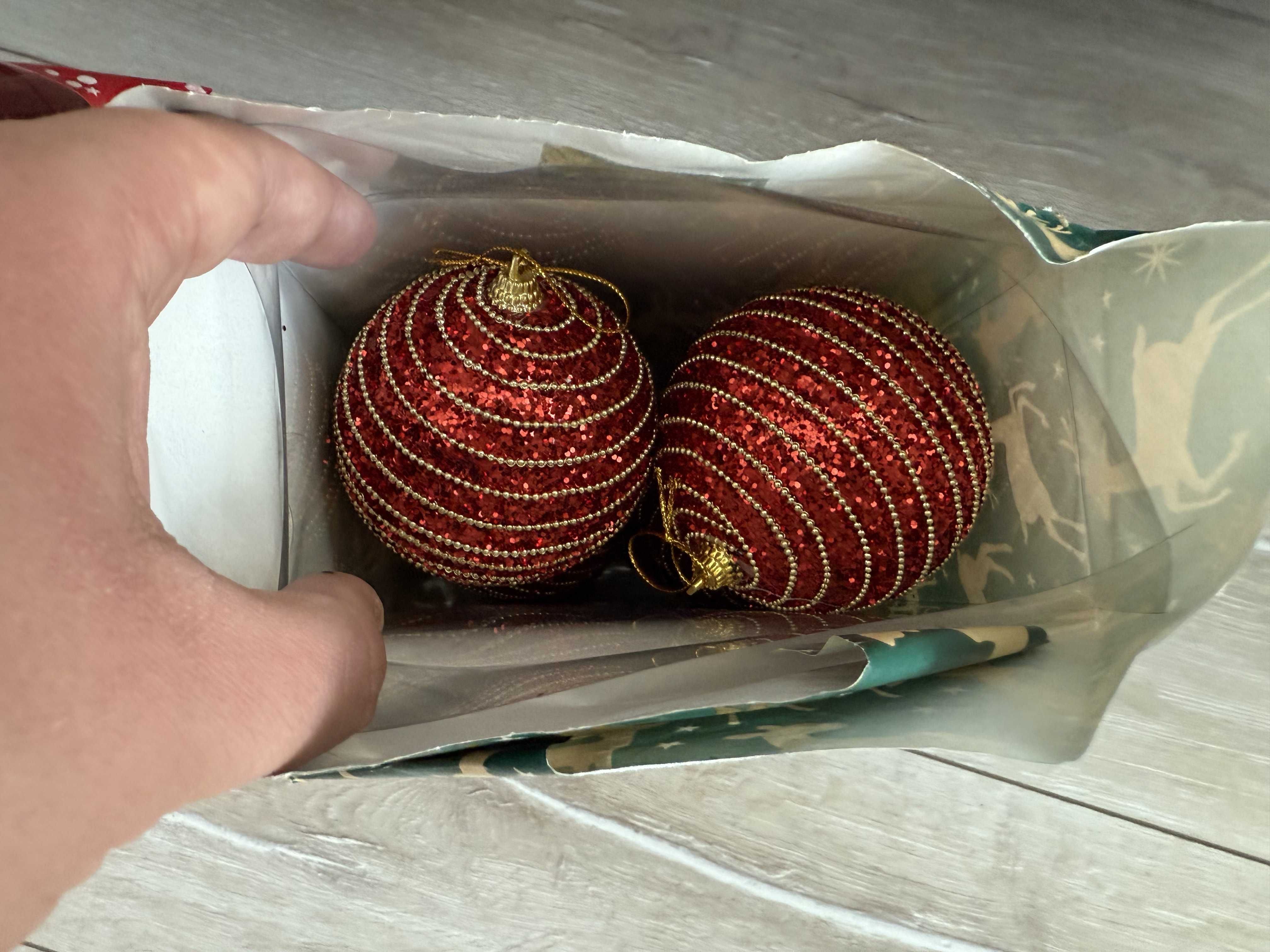 Продавам изкуствена елха Kring Dover, 210 см с играчки и гирляндa.