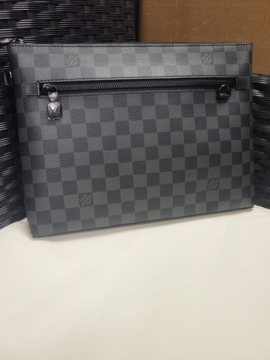Чанта Louis Vuitton Takeoff Pouch
