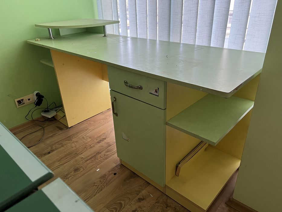 Ученическо бюро зелено и жълто