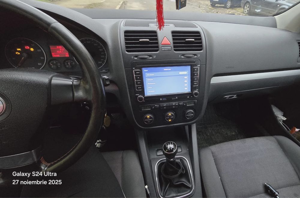 Vand Golf 5,pret 2.100 euro,negociabil