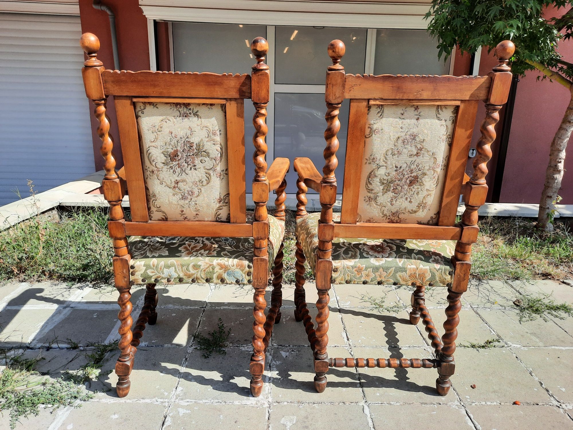 Кресла, столове от дъбов масив с дърворезба