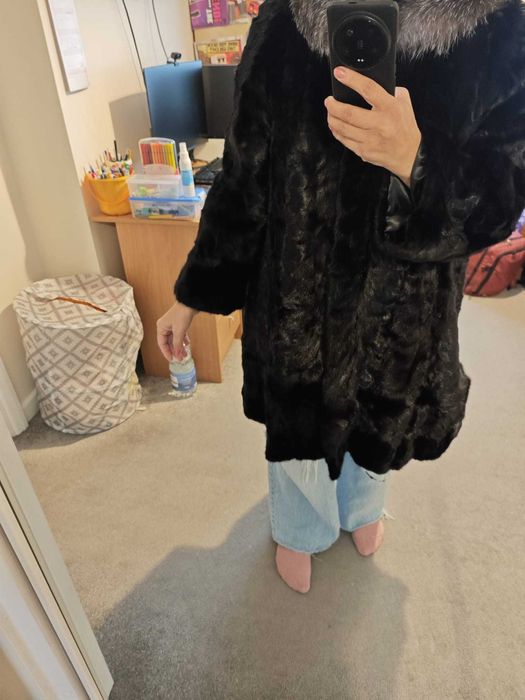 Haina blana bizon cu guler de vulpe argintie