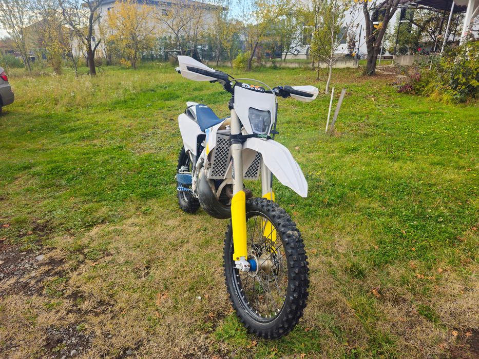 Vând husqvarna te300 în stare bună de funcționare.