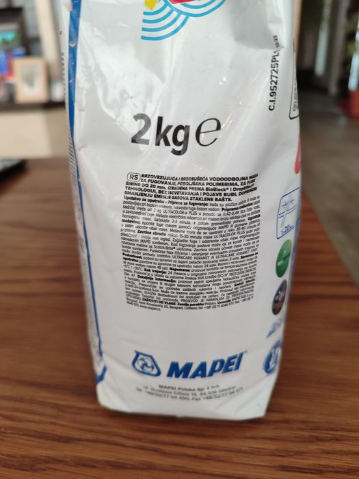 Фугин Mapei Uktracolor Plus 2 кг, цвят Marone brown 142