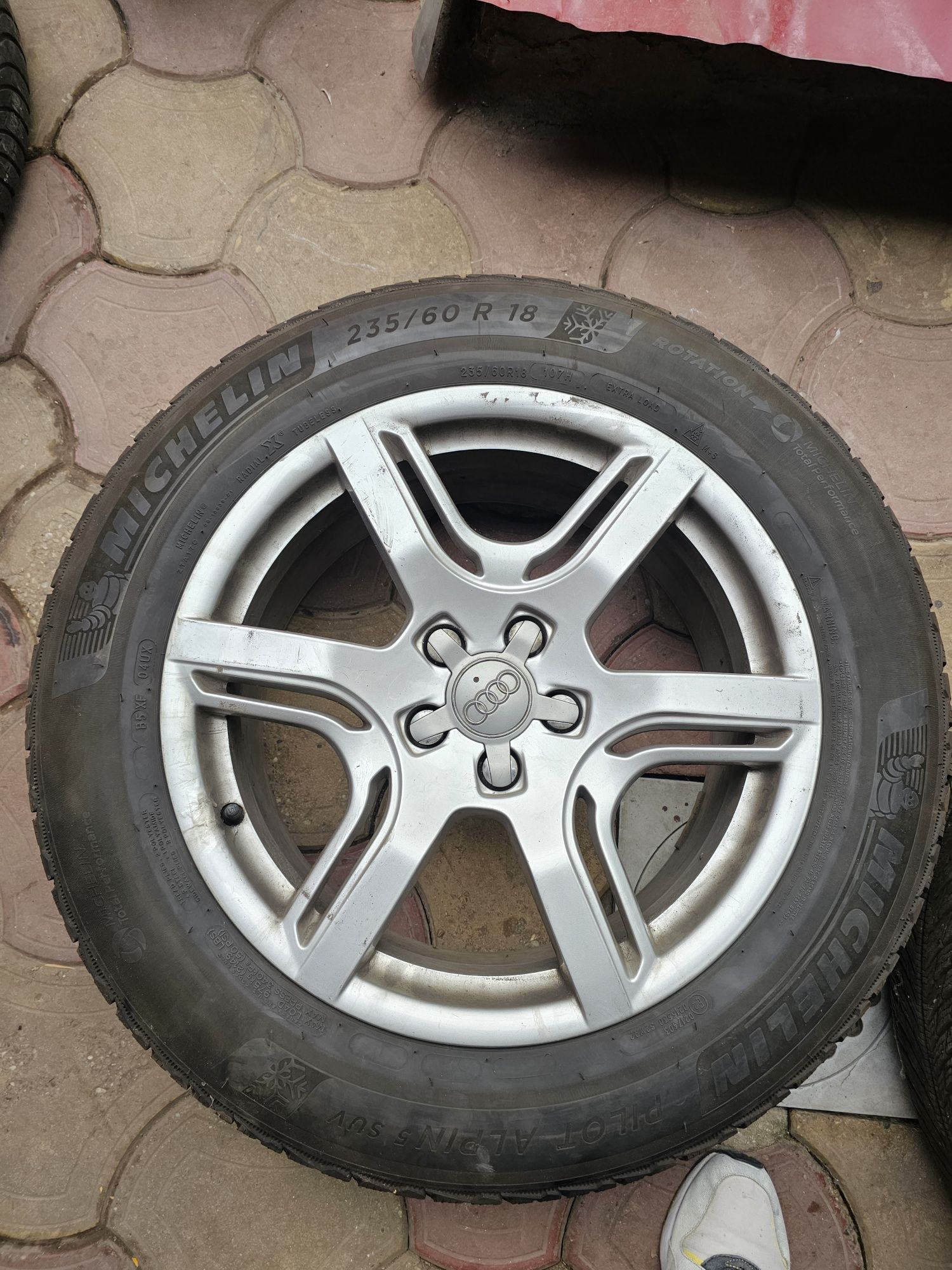 Vând  4 anvelope 235 60 R 18 Michelin iarnă