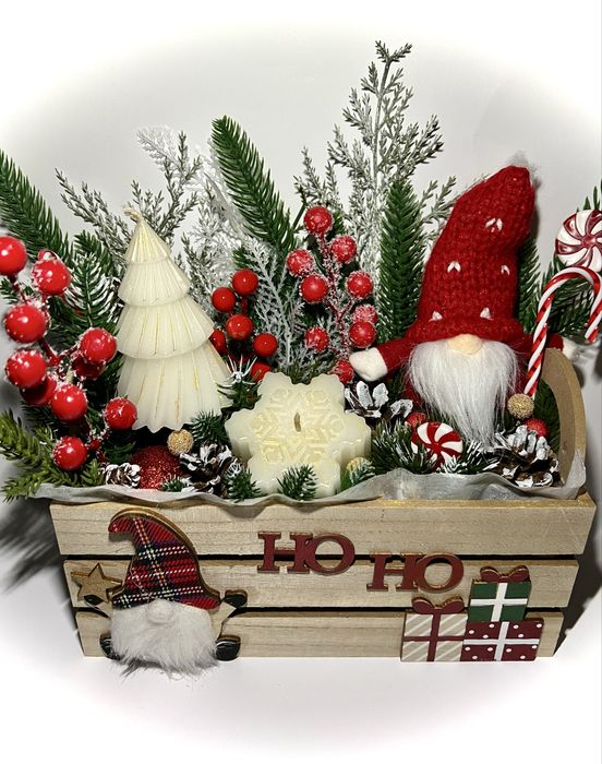 Дървено сандъче с две свещи, плюшен гном и коледни декорации