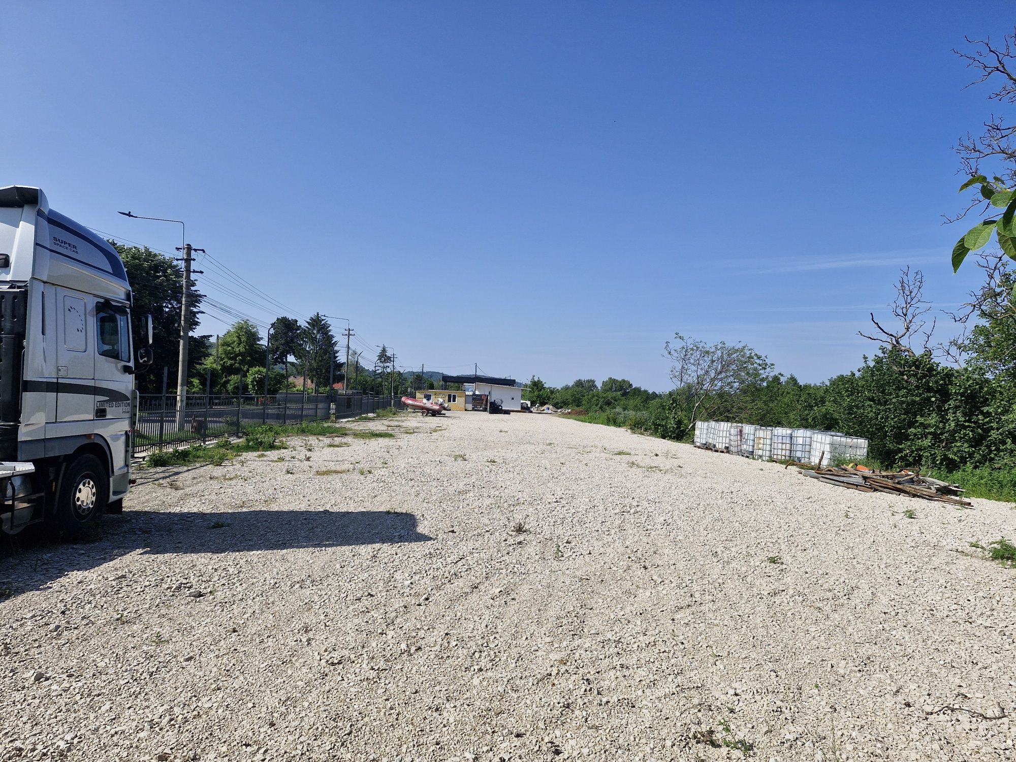 Teren de închiriat 1200m2 Pucioasa. Pret 600€ luna.--Deschidere mare .