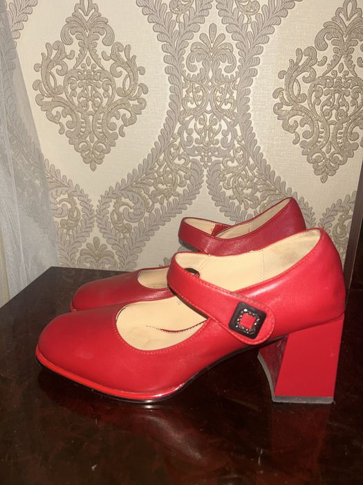 Tufli udobni, yurishga judayam qulay