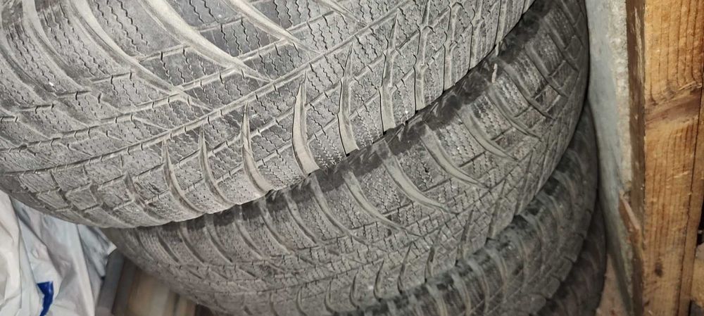 Продавам 4 БР ЗИМНИ ГУМИ Bridgestone