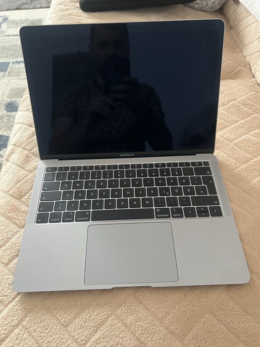 MacBook Air 13 an 2018 I5 128 gb 8 gb RAM  17 cicluri incarcare