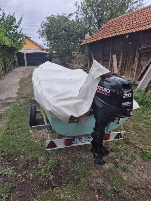 Barca pescuit cu motor si peridoc