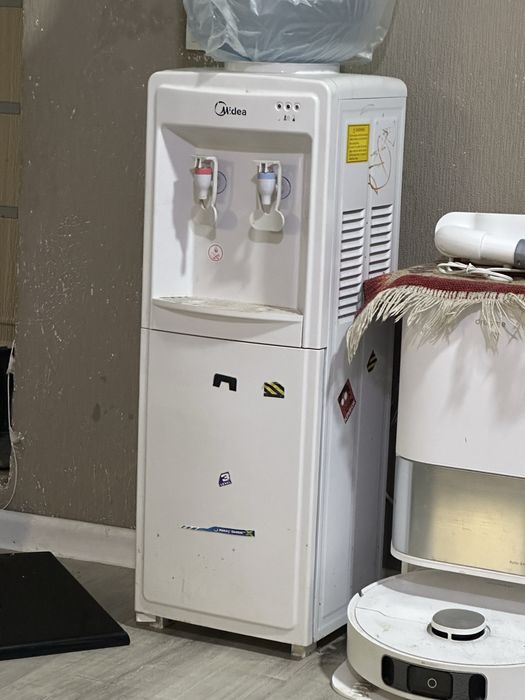 Кулер для воды. Диспенсер.