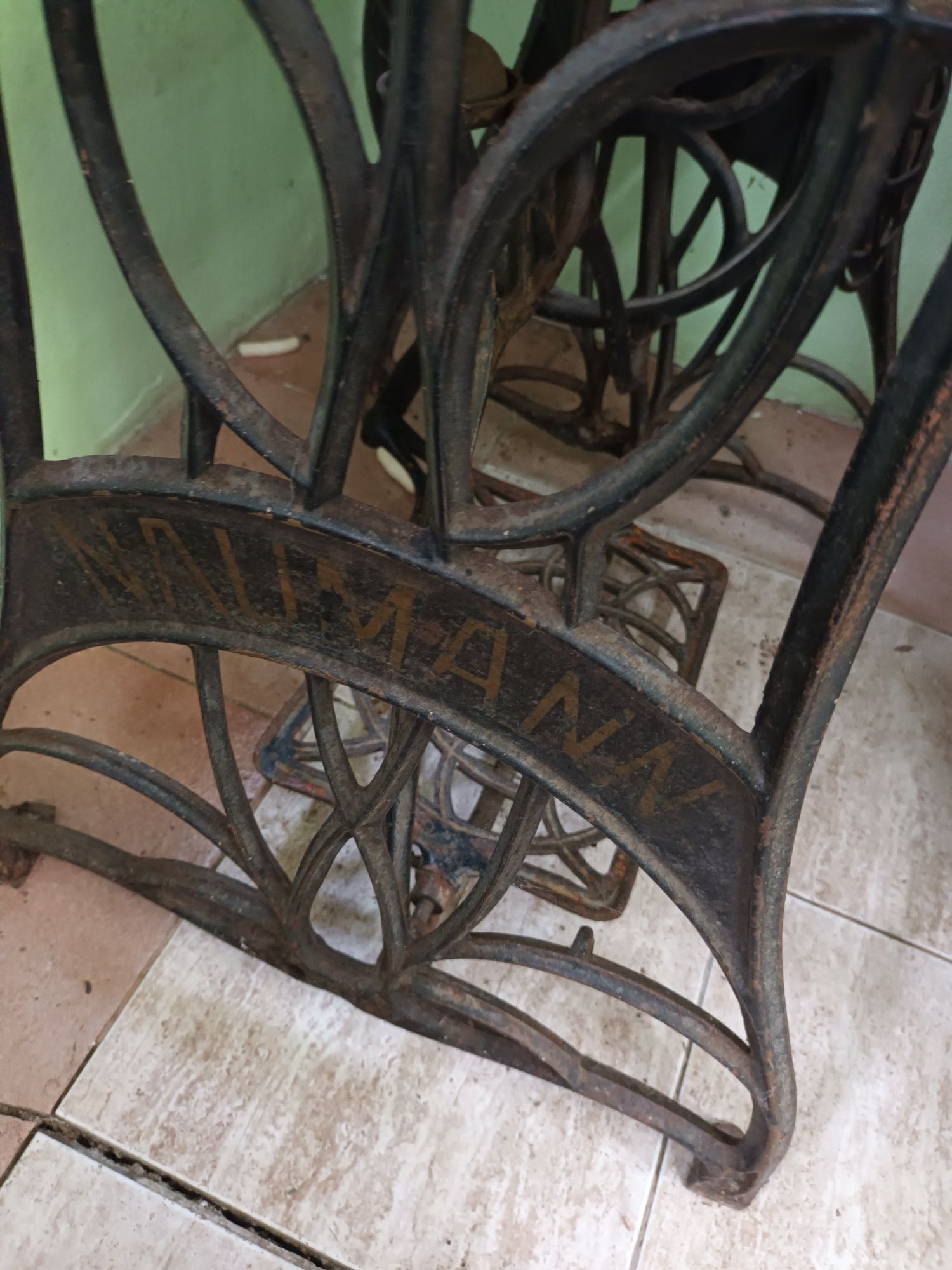 Mașină de cusut  foarte veche