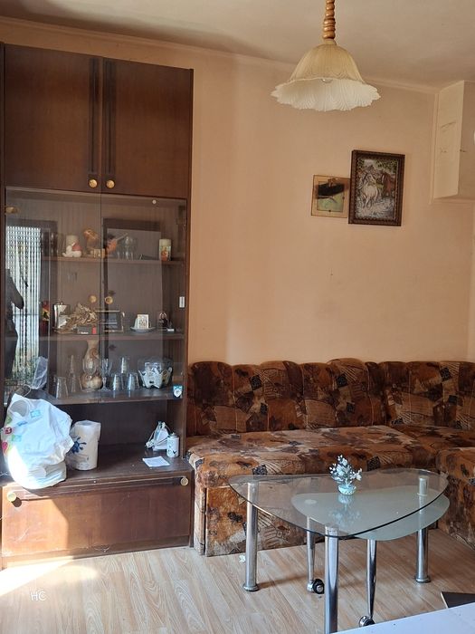 Продавам  двуетажна къща