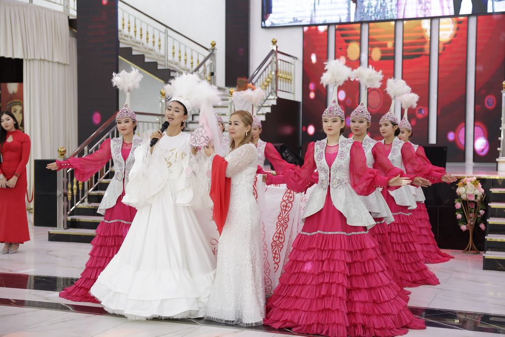 Тамада, әнші, құдалық, биші, домбыра-баян-гитара, этно группа, анимат