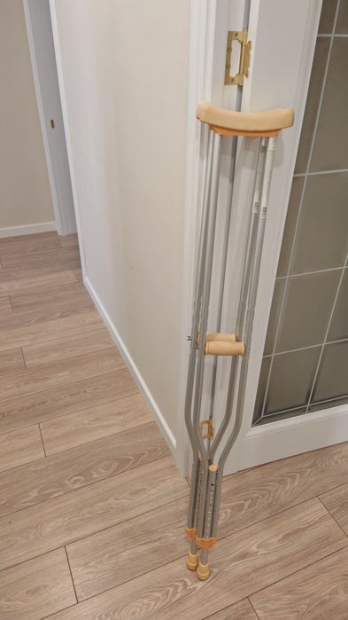 Продам костыли регулируемые лёгкие алюминиевые. Состояние нового, в по