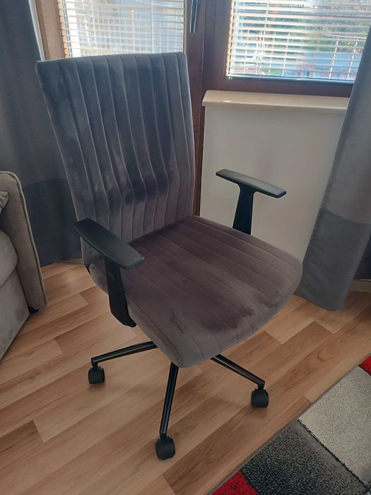 Офис стол сив плюшена тапицерия