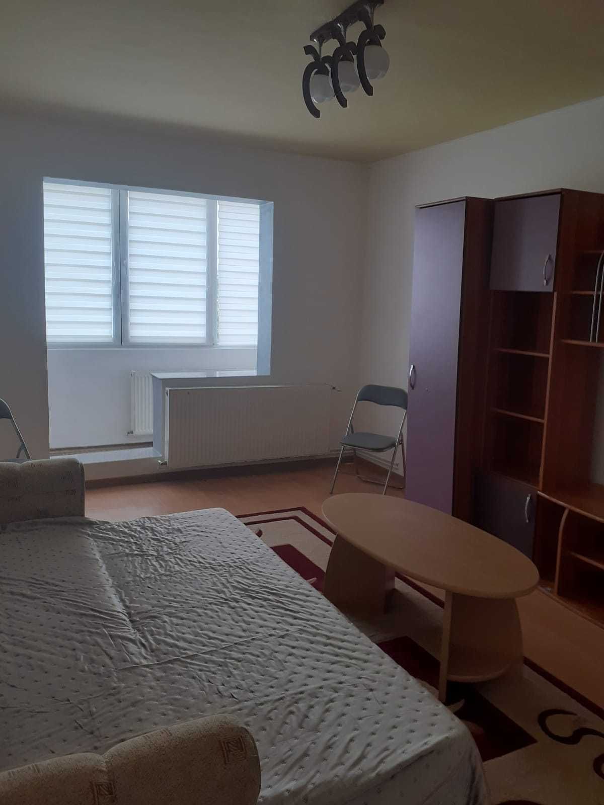 Închiriez apartament cu 2 camere