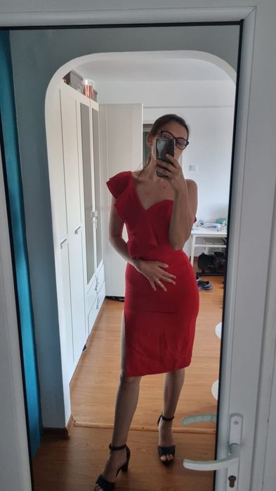Rochie roșie   .