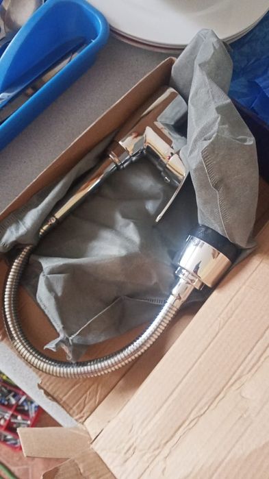 Продаю  смеситель для кухни и раковины