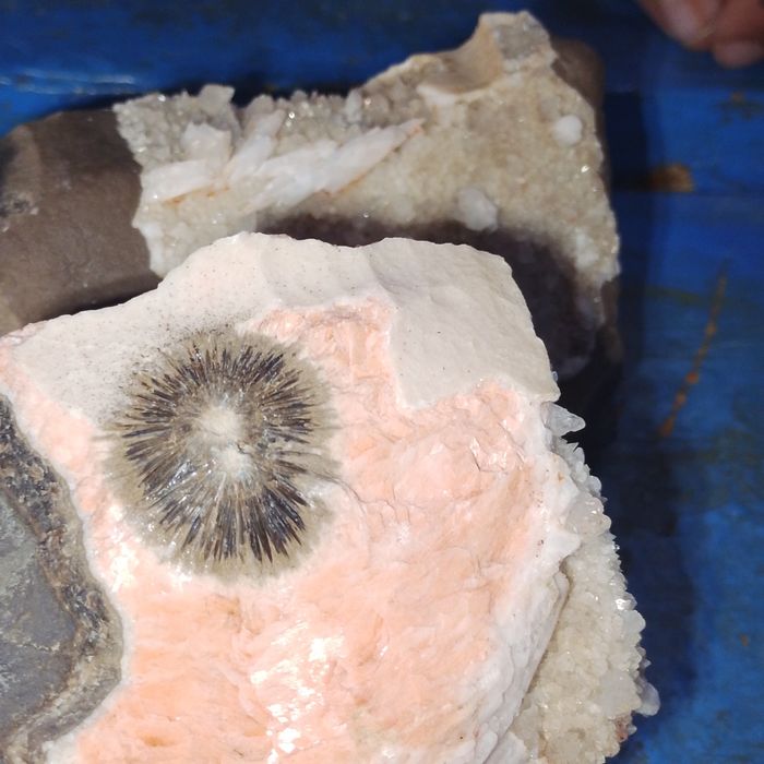 Sotiladi noyob turdagi (zeolit – stilbit va kvarts)