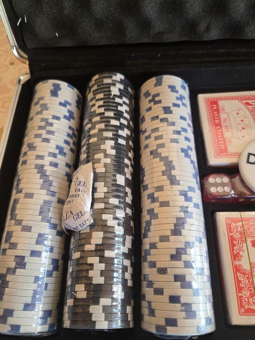 Vând poker 300 piese