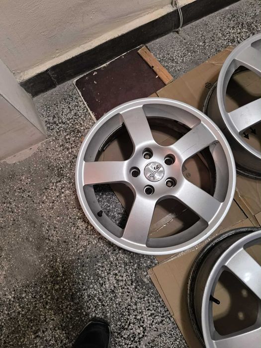 Джанти 17 цола 114.3х5 6.5J ЕТ50 централен отвор 64.1