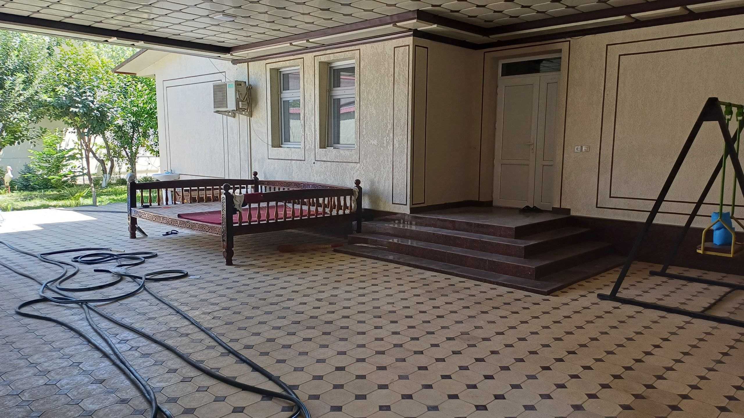 Ҳовли уй  сотилади (2 этажлик коттеж)