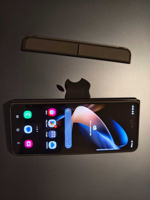 Samsung Galaxy Z Fold4 - без вътрешен екран - комплект с s-pen / калъф