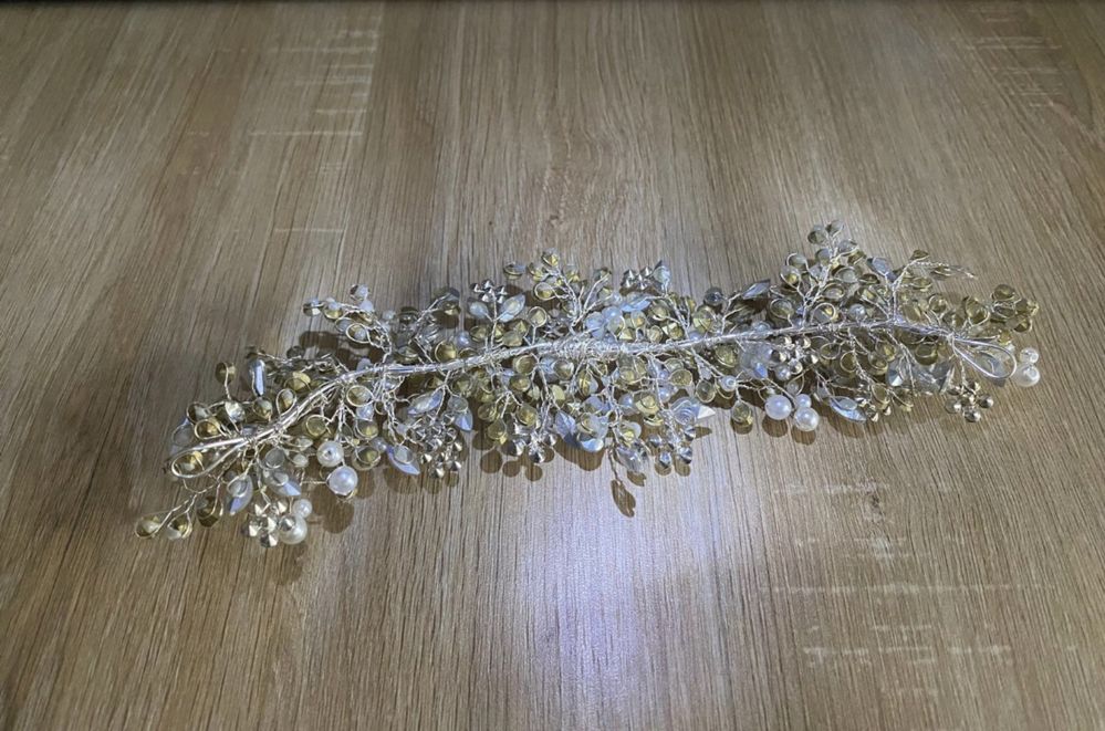 Tiara sau coronițǎ de mireasă cu zirconiu și perle