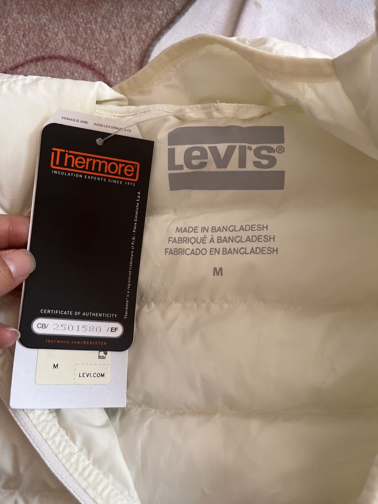 Geaca de tranzitie Levi’s noua