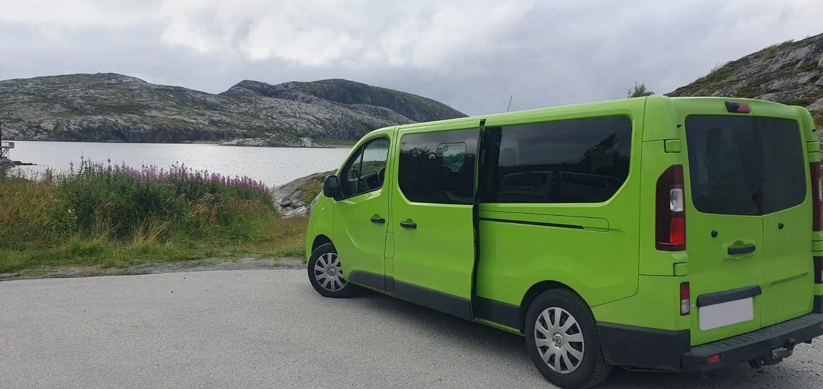 Inchiriez microbuz, rent a car bus 9 locuri, inchiriere bus 8+1 locuri