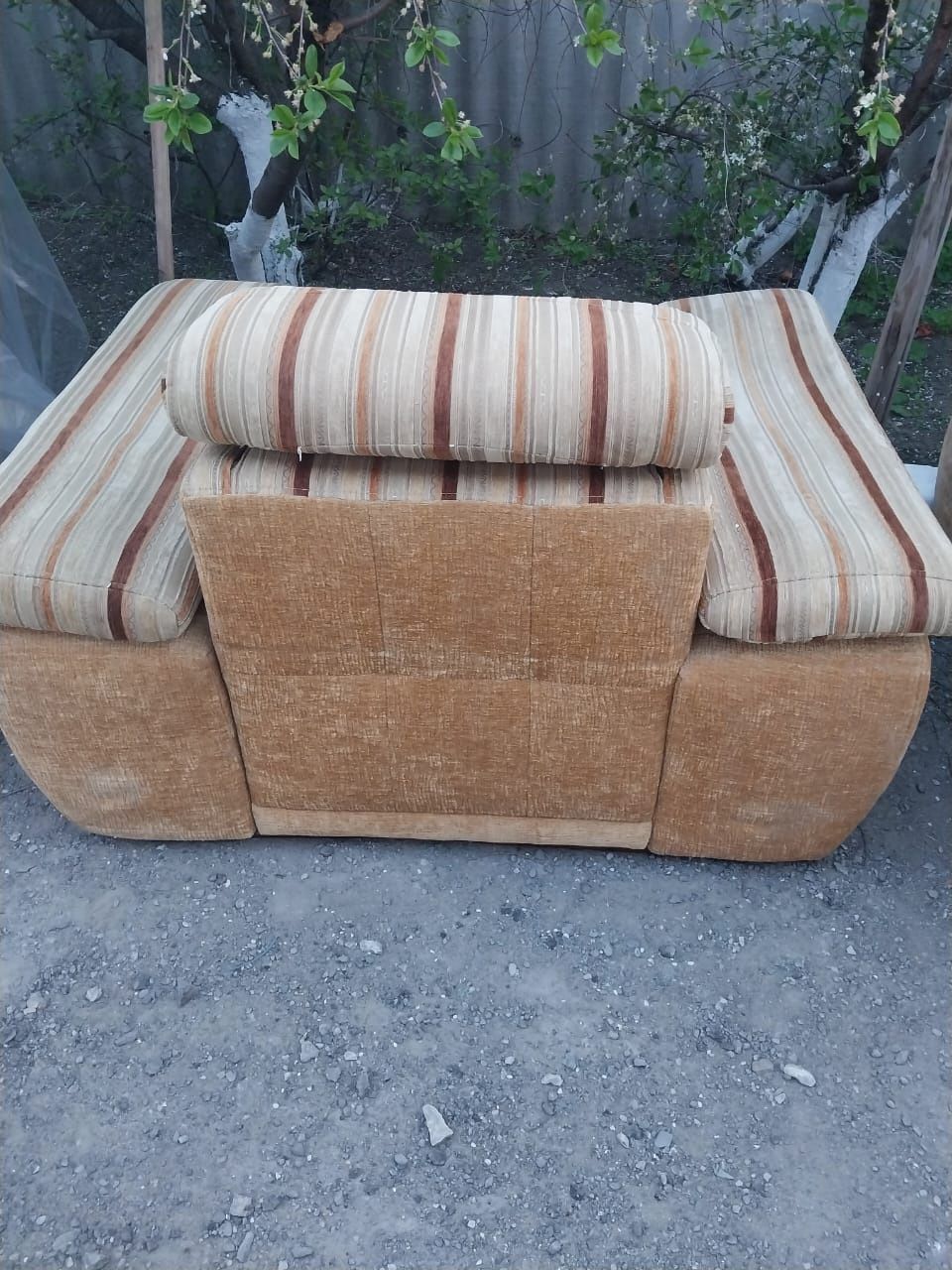 Продаётся диван.