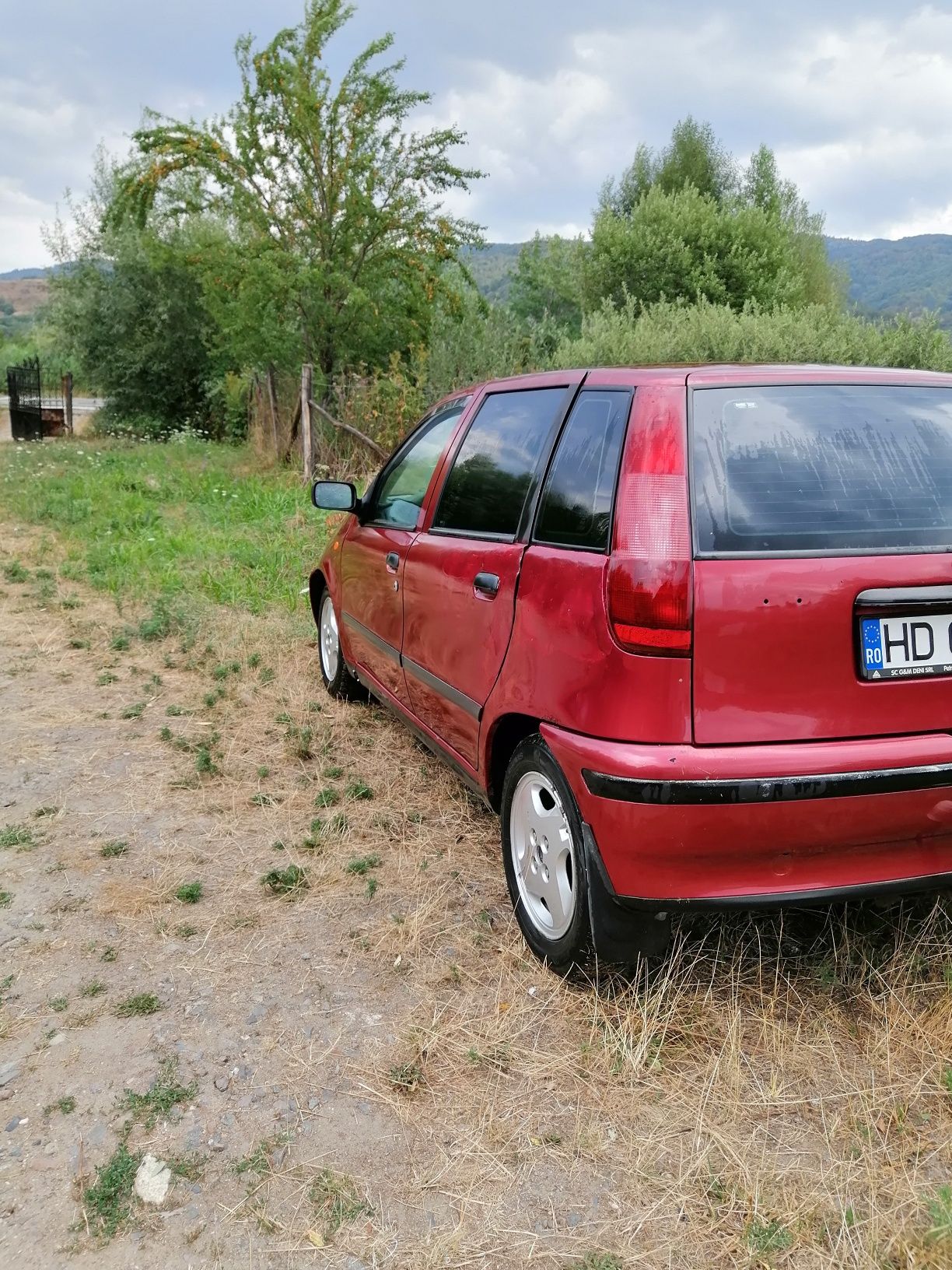 Vând Fiat punto 1 2 benzina pentru pese mașina funcționează