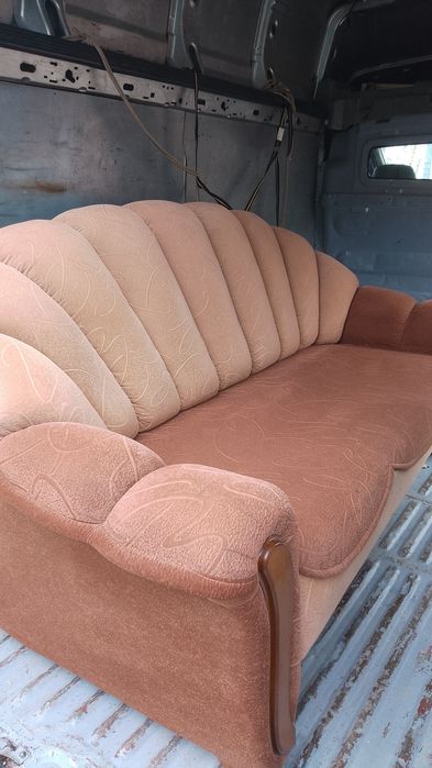 Vând canapeaua noua