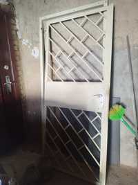 Метална врата с решетка