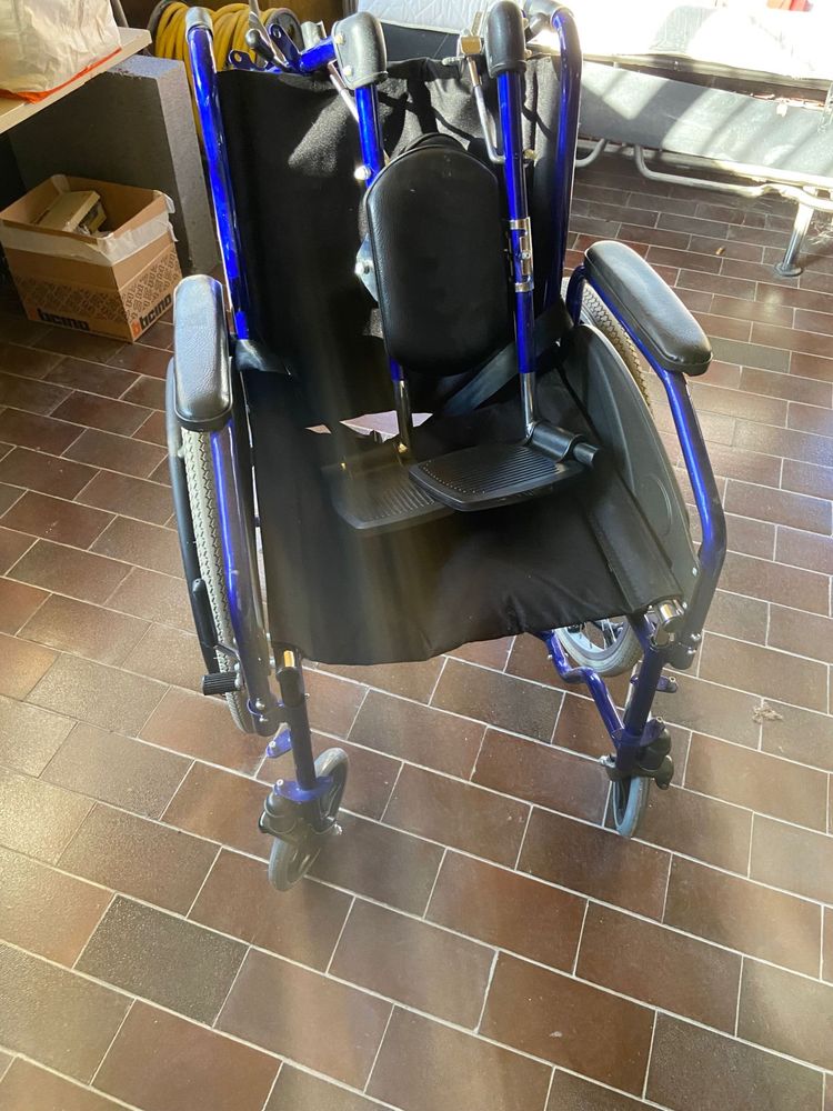 Vand carucior persoane cu dizabilitati/ carje din carbon