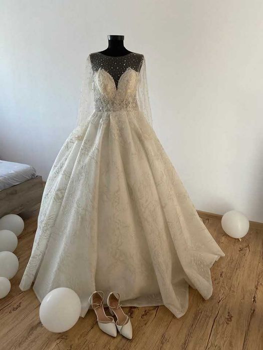 Rochie de mireasa +costum de mire in acelasi pret